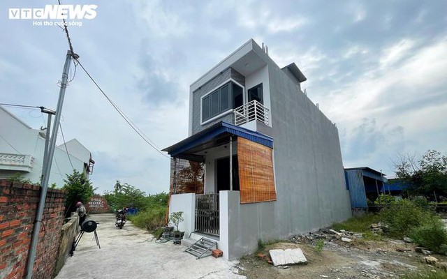 Bất ngờ bị người lạ xây nhà trên đất đã được cấp sổ đỏ, còn 'ép' bán đổi đất