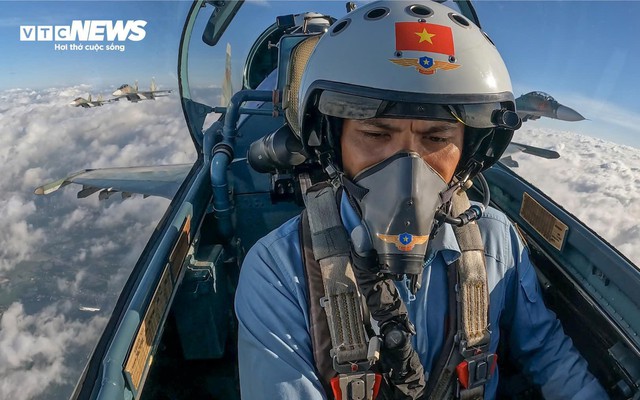 Gặp người dẫn đường biên đội chiến đấu cơ Su-30MK2 trên bầu trời Quốc khánh
