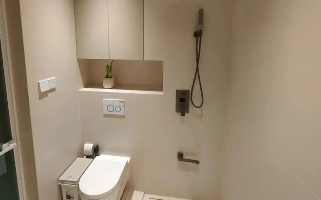 Khuyên bạn ĐỪNG lãng phí khoảng trống phía trên bồn cầu: 4 thiết kế này sẽ nhân đôi tính tiện dụng