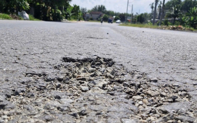 Đường hơn 1.800 tỷ ở Đà Nẵng mới thảm nhựa đã bong tróc, vá chằng vá đụp