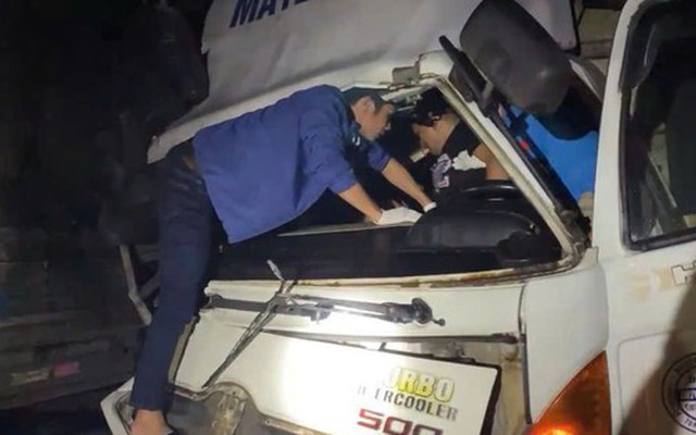 Tai nạn trên tuyến cao tốc Vĩnh Hảo – Phan Thiết, tài xế mắc kẹt trong cabin