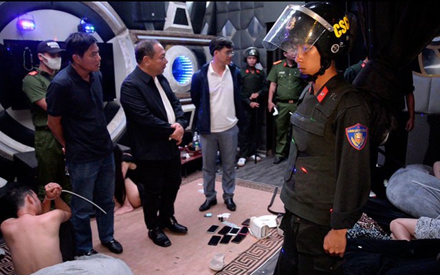 Hơn 300 cảnh sát vừa khám xét hàng loạt địa điểm, tạm giữ 148 người