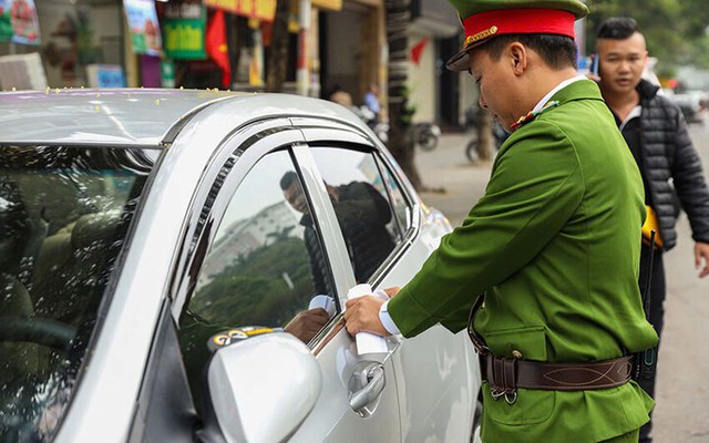 Đây là số tiền phạt khi đỗ ôtô trên miệng cống thoát nước