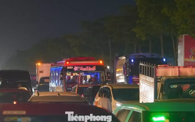 Nửa đêm, Đông Anh kẹt cứng