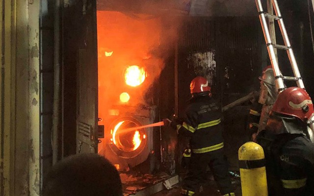 Cháy nhà ở Hà Nội, 2 vợ chồng trẻ và 2 con nhỏ tử vong