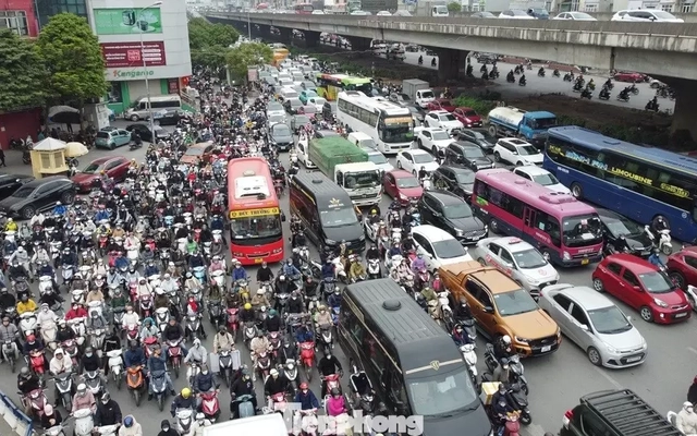 Khách Việt đang ngần ngại mua ô tô chạy xăng, dầu