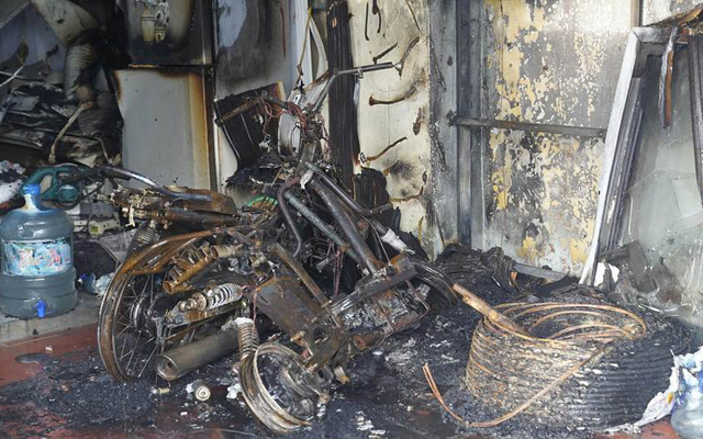 Cháy nhà ở Hà Nội: Xót xa cảnh bố mẹ ôm 2 con nhỏ tử nạn trong nhà vệ sinh