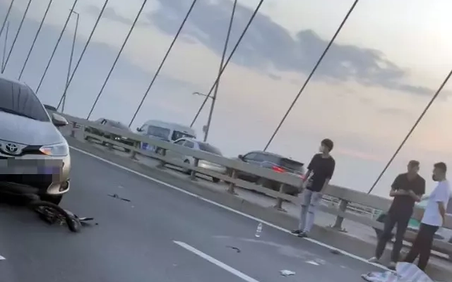 Đi xe đạp ngược chiều trên cầu Nhật Tân, người đàn ông tử vong sau va chạm với ô tô