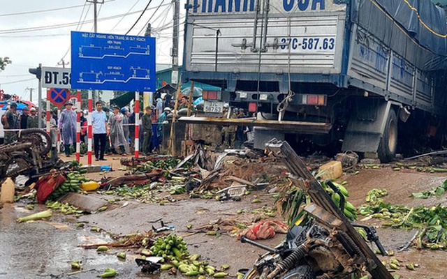 CLIP: Kinh hoàng khoảnh khắc xe tải lao vào khu vực nhiều người đang bán nông sản ở chợ