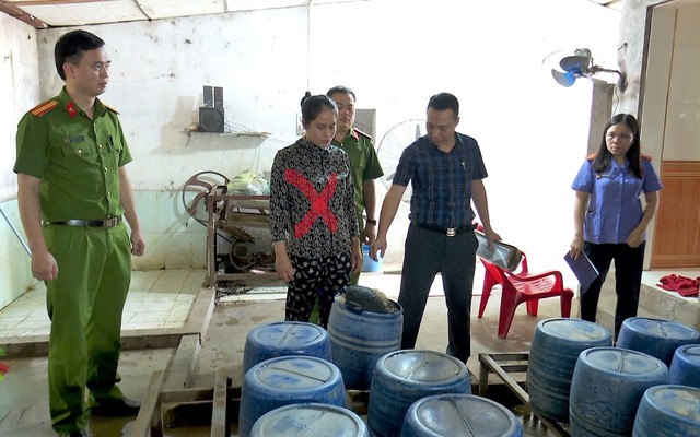 Công an đột kích xưởng sản xuất giá đỗ, phát hiện 1,4 tấn giá đang được "tắm" trong "nước kẹo" giúp phát triển thần tốc