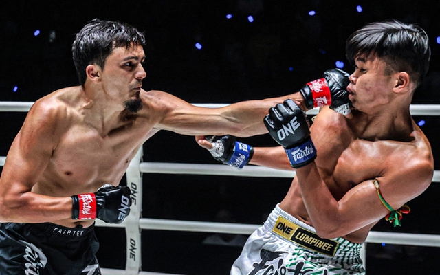 Cao thủ 12 lần vô địch Nga đấm cực nhanh khiến võ sĩ muay Thái ngã gục