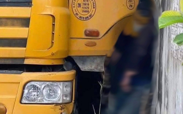 Tài xế bị xe tải mình vừa điều khiển ép tử vong