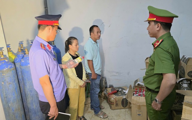 Triệt phá cơ sở sản xuất hàng nghìn lít giấm giả bằng axit và nước giếng: Tác hại khủng khiếp với sức khỏe