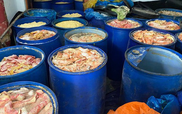 Phát hiện 4,9 tấn da heo bốc mùi hôi thối tại cơ sở sản xuất lạp xưởng