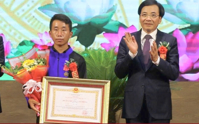 Trưởng bản cứu 90 người dân thoát lũ quét nhận Huân chương Lao động hạng Nhất
