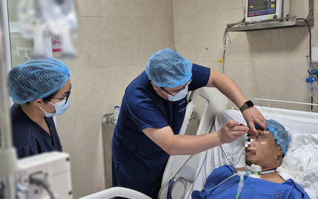 Thứ trưởng Bộ Y tế cứu người đàn ông gặp tai nạn trên cầu Nhật Tân