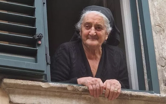 Cụ bà 94 tuổi thu hút lượng lớn du khách vì điều gì?