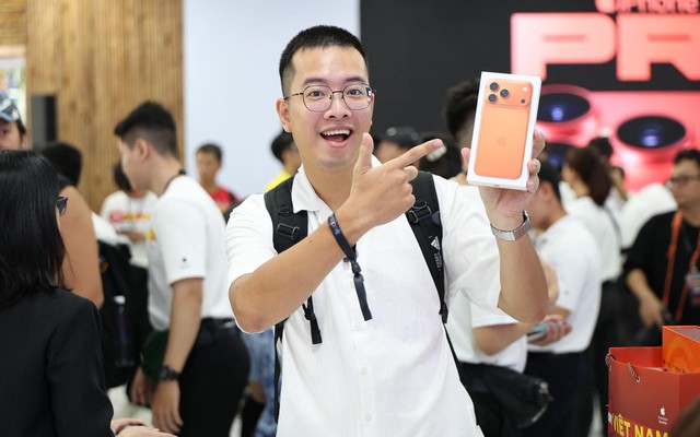 Nóng hừng hực: Các đại lý chính thức mở bán iPhone 17, hàng trăm nghìn người nhận máy