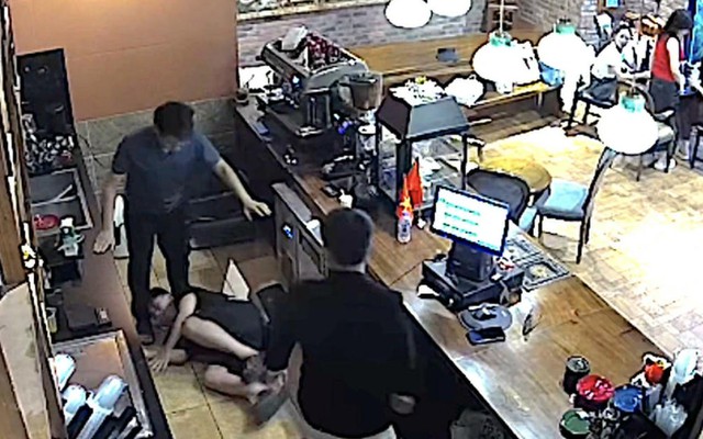 Nhân viên quán cà phê bị đánh do nhắc khách không hút thuốc: Hành vi côn đồ cần xử lý nghiêm