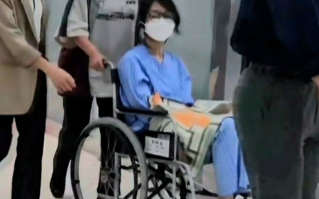 Hình ảnh mới nhất của cựu đệ nhất phu nhân Hàn Quốc trên xe lăn: Chân đeo vòng điện tử, tay phủ khăn