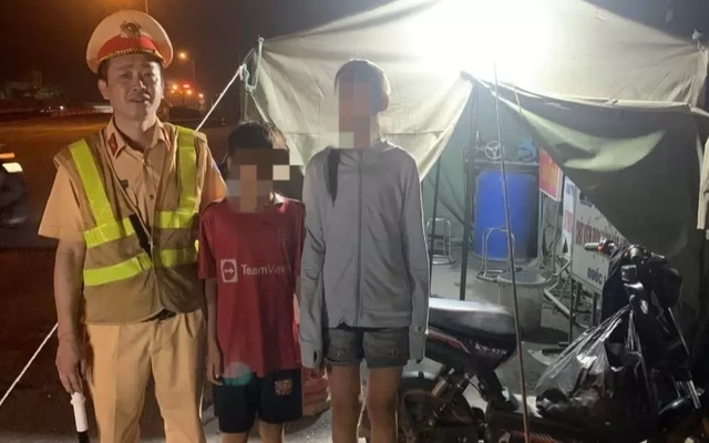 2 cháu bé đi xe điện từ Thanh Hoá ra Hà Nội để xem diễu binh, diễu hành