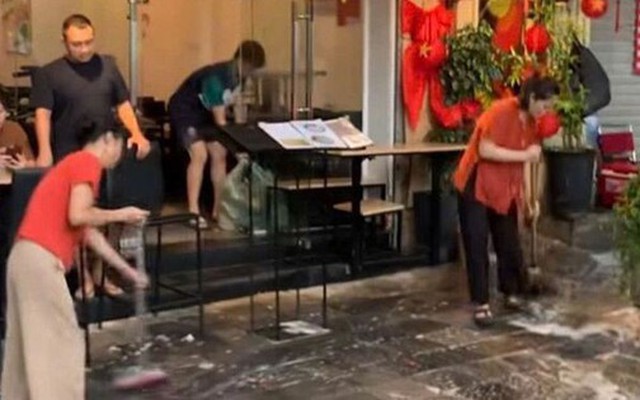 Hà Nội: Chấn chỉnh nhà hàng đổ nước xà phòng "đuổi" người xem diễu binh