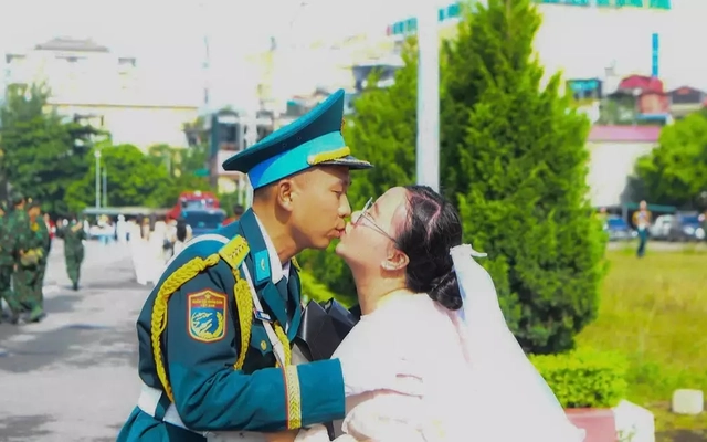 Những màn cầu hôn đặc biệt của chiến sĩ tại Lễ diễu binh 2/9