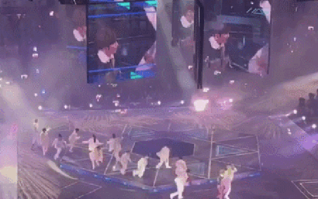 Nam vũ công bị màn hình LED 600kg rơi trúng người đang gặp nguy hiểm tính mạng