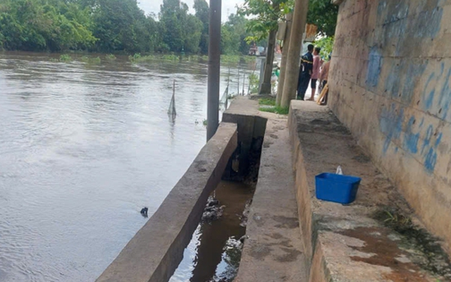 TP HCM: Tìm kiếm nam thanh niên nghi trượt chân xuống sông mất tích