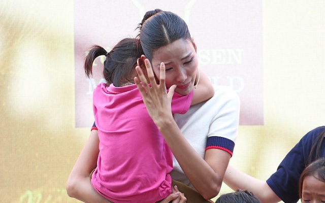 Á hậu quê Thanh Hóa bật khóc nức nở