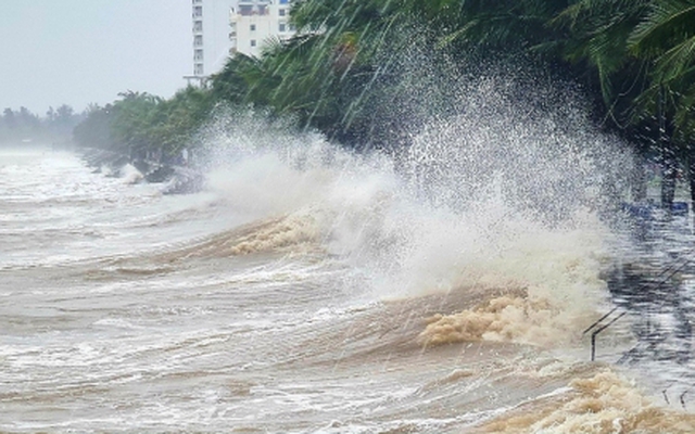 Bão Ragasa liên tục tăng cấp, có thể đánh đắm tàu trọng tải lớn khi ở Biển Đông