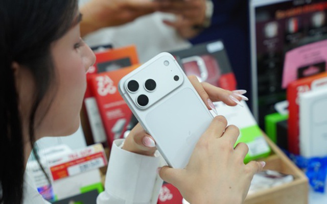 Không mua iPhone 17 thì thôi, đã mua là phải biết "mánh" này: Trợ giá 7,5 triệu, kèm sim có 600GB/tháng