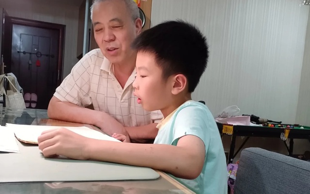 Nghe cháu đích tôn nói 7 từ, ông nội quyết định khăn gói trở về quê ngay trong đêm: Sống không tự do, sống làm gì...