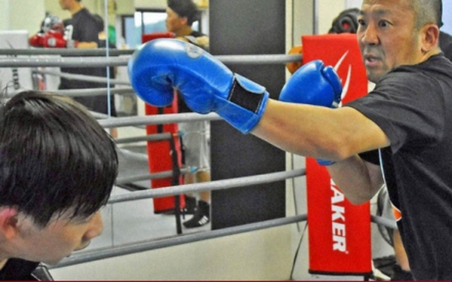 Nhà sư Nhật Bản ngày tụng kinh tối làm võ sĩ, đang cầu siêu vẫn tập đấm bốc