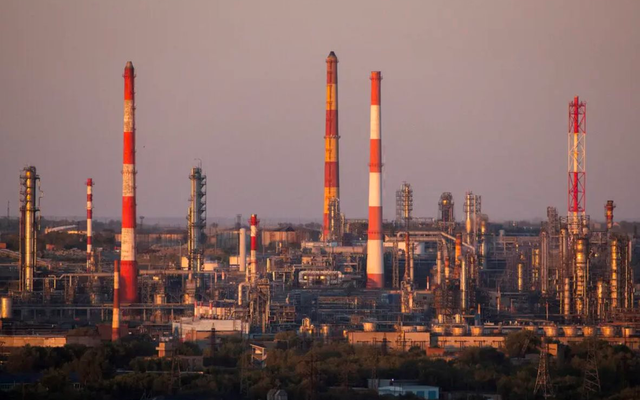 Bị trừng phạt hàng loạt, 'đội tàu bóng tối' của Nga vẫn phình to: Số tàu tăng 45% trong 1 năm, gần 1.000 tàu liên tục di chuyển, phương Tây đang 'tiếp tay'?