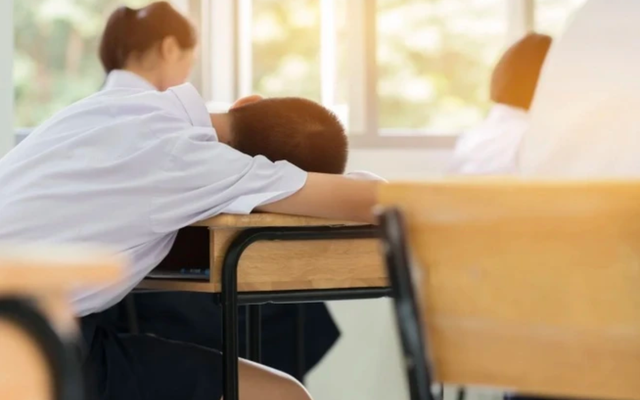 Nhìn học sinh im lặng khi giáo viên bị đánh, tôi hoảng sợ các con đã được học những gì mỗi ngày?