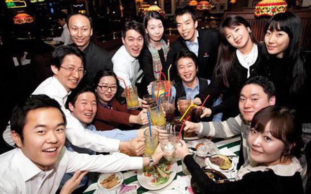 Đi họp lớp, người đàn ông chi gần 500 triệu mua iPhone 17 tặng bạn cũ: Sự thật lộ tẩy, phải lập tức rời nhóm chat