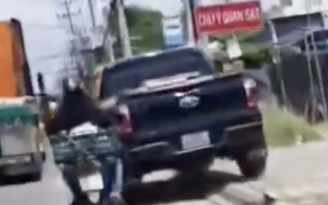 Tìm tài xế xe bán tải chạy xe kiểu "ông trời con" ở TP HCM