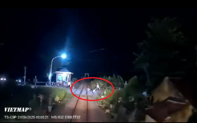 Khoảnh khắc nhân viên gác chắn lao ra cứu người trước đầu tàu hỏa: 3 giây xoay chuyển tình thế