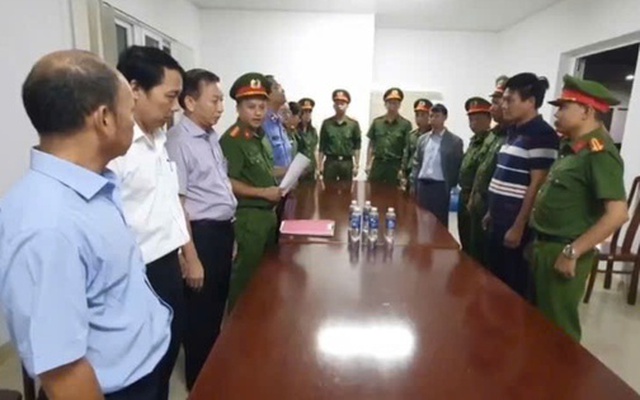 CLIP: Bắt 2 Trưởng khoa Bệnh viện Đa khoa Vùng Tây Nguyên về vụ tán sỏi