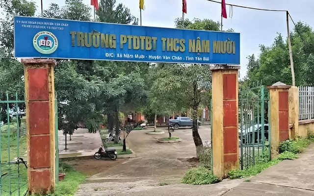 Trụ cổng trường học bất ngờ đổ sập khiến 2 anh em ruột tử vong thương tâm