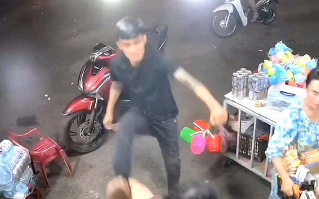 Vừa đánh thai phụ, nam thanh niên vừa nói "Biết tao là ai không?"