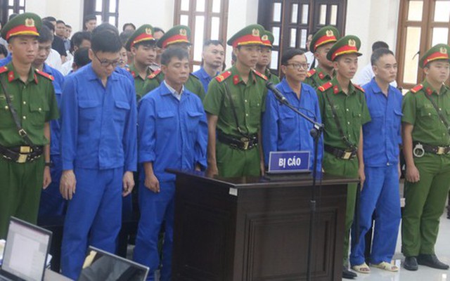 Hình ảnh 2 cựu giám đốc Điện lực Bình Thuận hầu tòa sáng 23-9