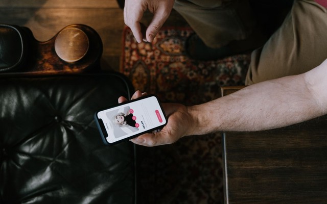 Telegraph: Cảnh sát Anh lo ngại hàng trăm người có thể đã nhiễm HIV từ "kẻ săn mồi" trên ứng dụng hẹn hò