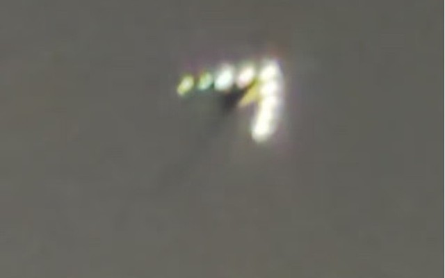 Vật thể bay hình boomerang sáng rực trong đêm gây tranh cãi