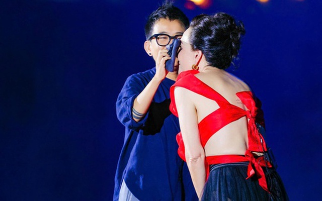 Phương Uyên bất ngờ xuất hiện trên sân khấu, lau mồ hôi cho danh ca Thanh Hà tại liveshow "Khổng Tước"