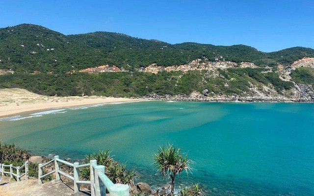 Bãi biển hoang sơ nhiều người chưa biết, gần nơi "đón bình minh đầu tiên ở Việt Nam": Có biển cấm tắm