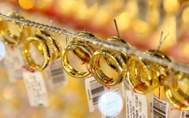 Giữa lúc giá vàng tăng liên tục, một doanh nghiệp ở Hà Nội cho phép khách đặt trước vàng nhẫn, tối đa 300 chỉ một người