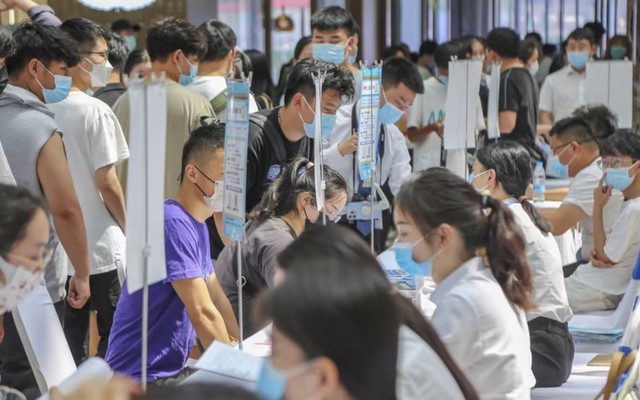 Thạc sĩ cũng thất nghiệp, "bằng cấp đã mất giá"