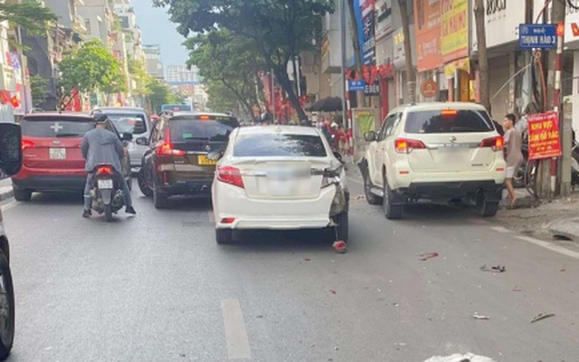 Ô tô tông liên hoàn vào nhiều phương tiện trên phố Hà Nội, 4 người bị thương